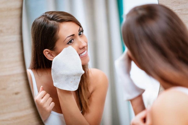 cleaning-face-with-washcloth