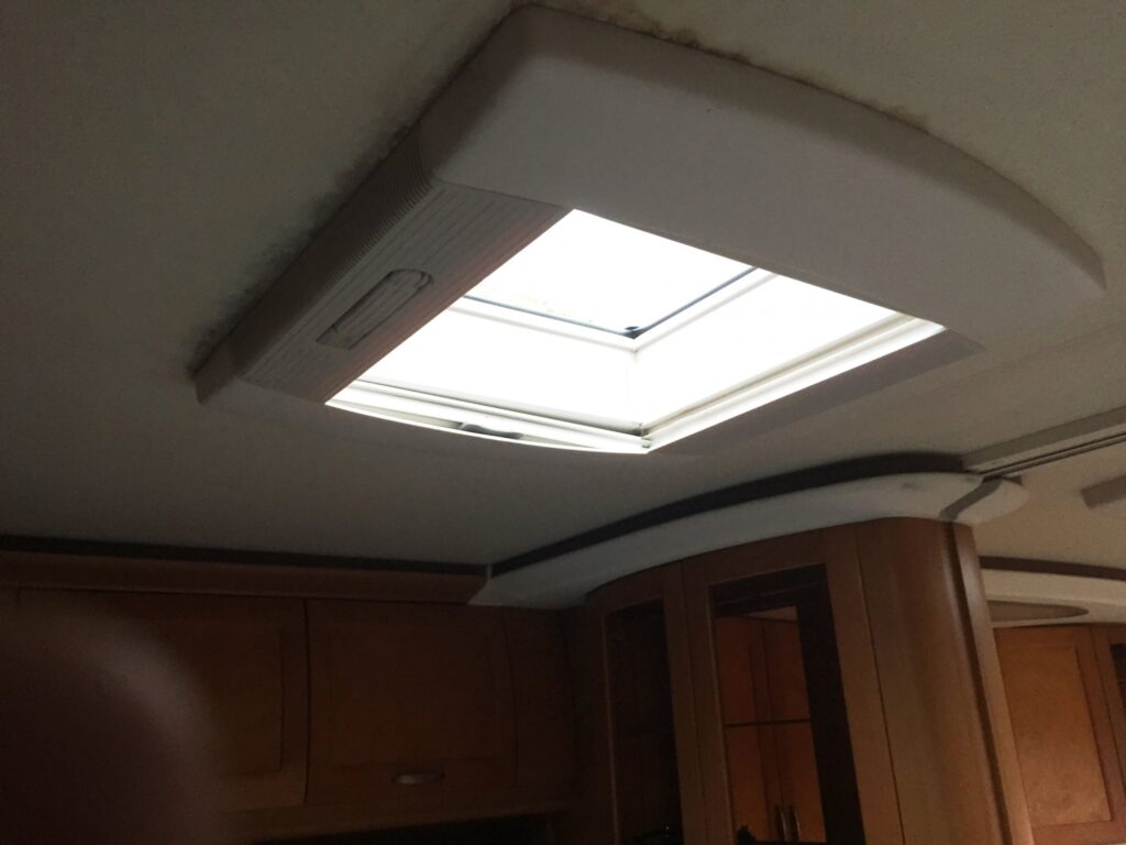 caravanskylightI