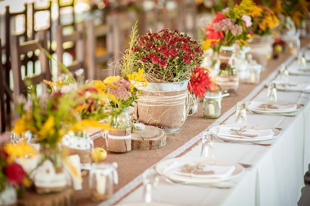 Hessian table cloth and decor