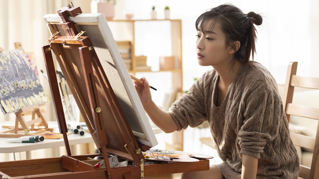 Many people wouldn’t agree on this one. They’d say an easel isn’t necessary to start painting. While it’s true that you can paint on whatever surface you have at home, such as a table or a desk, there are several reasons why you should buy an easel.