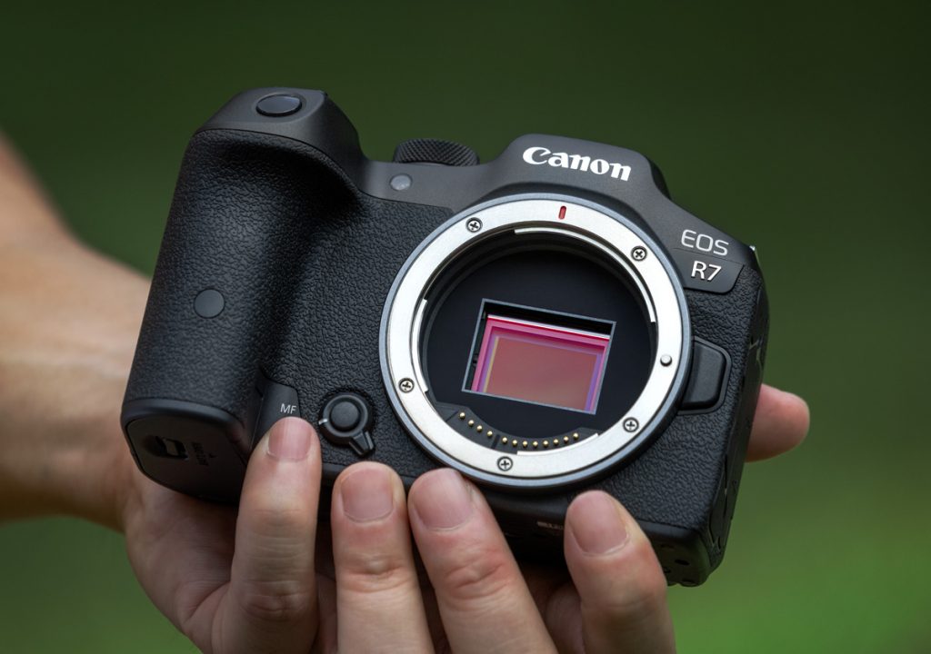 The EOS R7 utilises 527 AF zones (651 for still photos) to track subjects, faces, and eyes throughout 100% of the frame1, guaranteeing that every second of your video material is captured. The EOS R7 boasts 4K quality at 60p and 7K oversampled video at 30p, offering remarkable clarity when scaling down to 4K. It's aimed at forward-thinking, independent content creators.