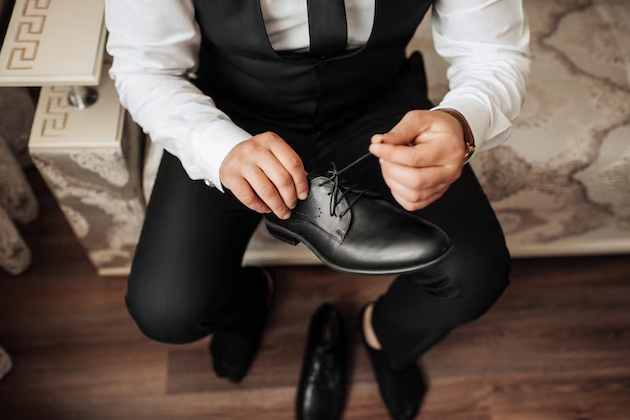man-suit-is-putting-his-shoes